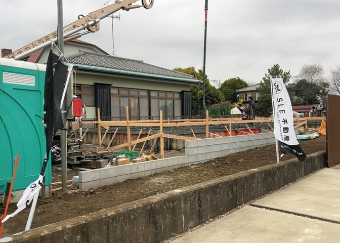 玄関は、狭すぎると複数人で使いにくく、広すぎても無駄な空間になりがちです。最低2畳を目安にして、家の広さとの兼ね合いや家族の人数を考慮して決めるとよいでしょう。現地を見学して快適な玄関を選びましょう！