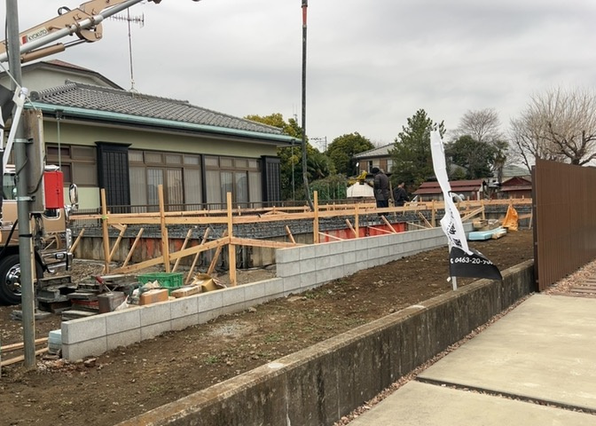 玄関ポーチにおいて最も重視すべきと言っても良いのが広さです。適切な広さの玄関ポーチでないと外見的なバランスは崩れてしまいますし、何より使いにくくなってしまいますので、現地で実際に下見をしてみましょう！