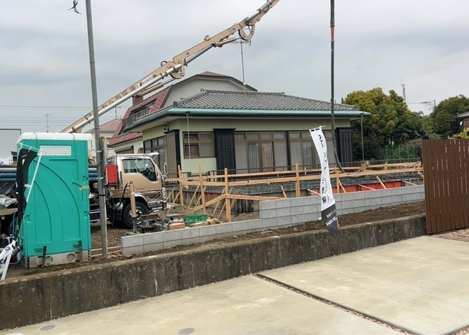 庭があることでガーデニングや家庭菜園はもちろん、こどもの遊び場やペットを放して遊ぶことができます。また、家の周囲に余裕があるということです。隣地との間があれば、十分な日当たりと、風通しが確保できます。