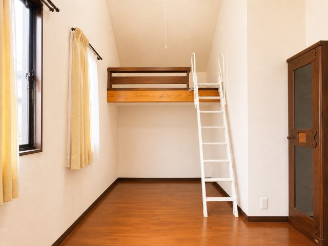 開放感のある洋室はロフト付きで空間を有効活用できる魅力的なお部屋。ロフトは収納スペースや趣味の空間としても活躍しお子様にも喜ばれる仕様。窓もあり採光・通風ともに良好で明るく快適な住環境が整っています。