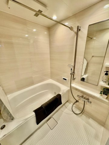 雨の日や夜でも洗濯物が乾かせる便利な浴室乾燥機つき