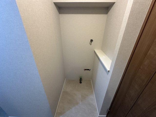 ランドリースペースには洗剤を置くのに便利な棚付きです。