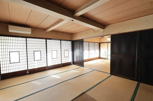縁側からの光が部屋の奥まで届き、住まい全体を明るく彩ります。