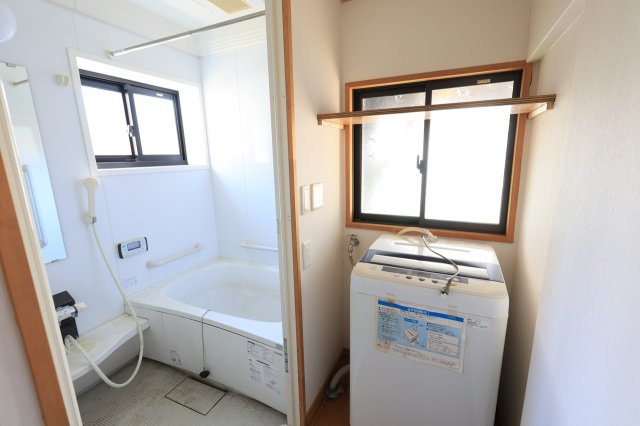 浴室のすぐ隣に洗濯機置場を配置。無駄のない動線で、日々の家事もスムーズ。
