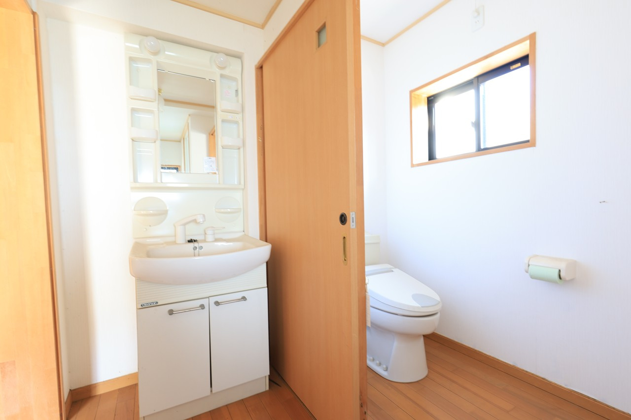 身支度に便利な三面鏡付き。トイレと隣接しており、朝の準備も効率的です。
