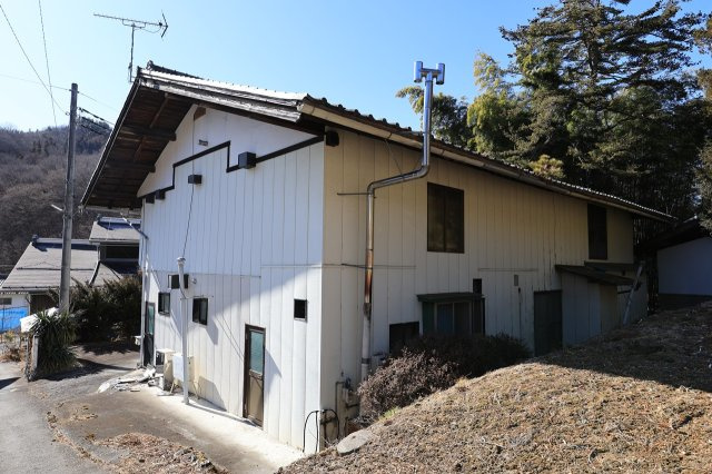 裏側から見ても堂々たる風格。風通しの良さと、豊かな自然を感じる住環境。