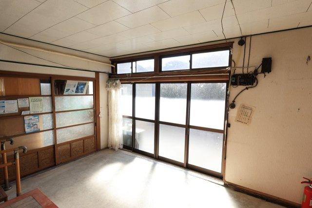 明るく広々とした玄関。お掃除もしやすく、多目的に活用できます。
