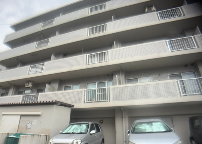 物件によっては、入居者が個人的に使用できる専用庭がついているものもあります。また、住宅の中にある土間の部分を庭と呼ぶこともあります。庭の用途は住む人によって変わり、それによってデザインもさまざまです。