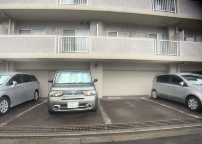駐車場と明記されていても、最小スペースでつくられた駐車場だと大型車は駐車できなかったり、出入りしにくくなったりする可能性があります。お車のサイズと購入したい物件の駐車場のサイズを現地で確認しましょう。