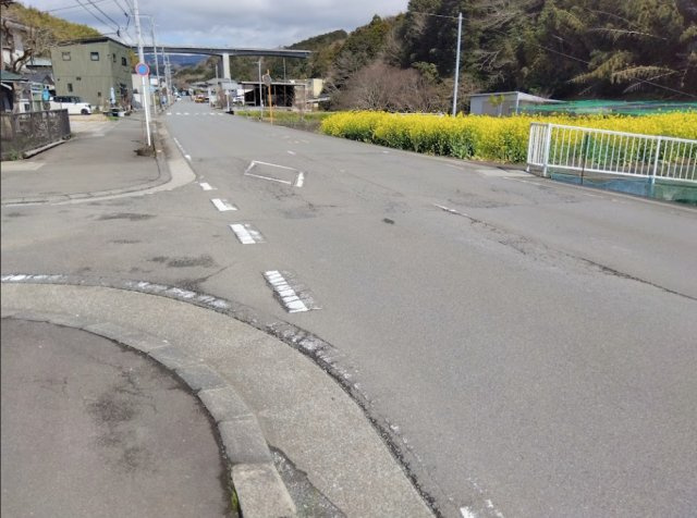 見通しの良い前面道路に面しています。開放感のある立地で、車の出入りもしやすく快適な住環境が魅力です。周辺はのどかな雰囲気で、落ち着いた暮らしを実現できます。