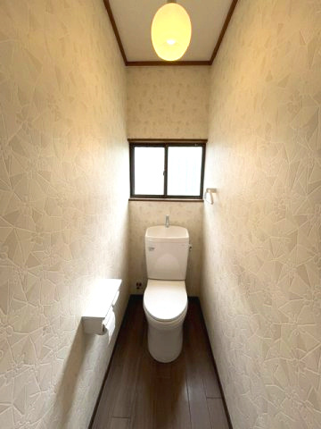 シックな壁紙で落ち着いた空間のトイレです。