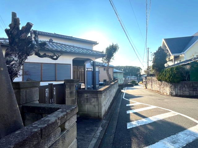 前面道路は交通量も少なく車の出し入れもスムーズです！