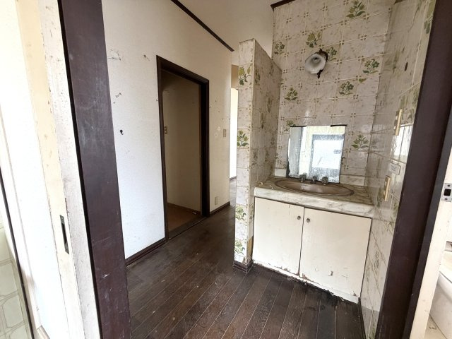 廊下に配置され、帰宅後すぐに手洗い・うがいができる便利な動線。