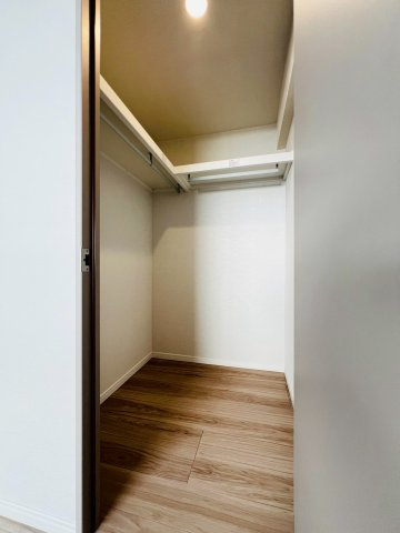 洋服好きも嬉しい！頼もしい大容量のウォークインクローゼットです。