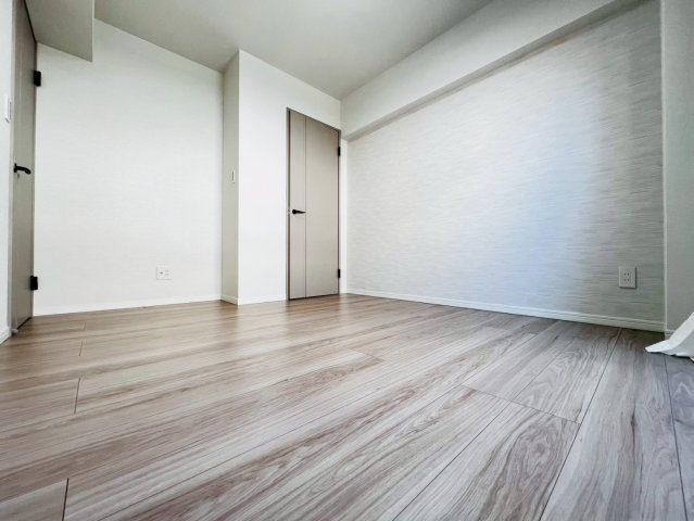 寝室にぴったりの落ち着いた約6.5帖の洋室。エアコンが最初から付いているのも嬉しいですね！