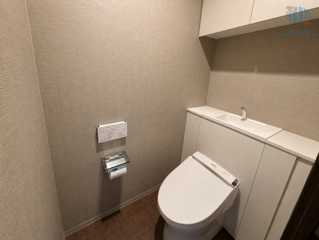 【トイレ】収納棚付きのトイレ。トイレットペーパーや掃除用品をすっきり収納できます。