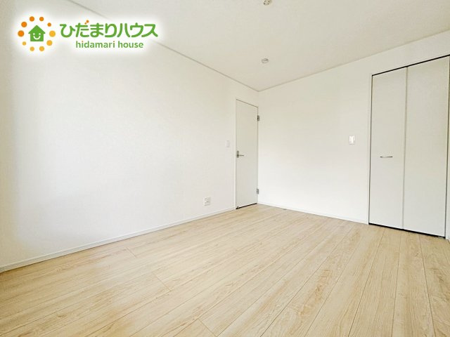 バルコニーに面していて、たっぷり光りの入る明るい主寝室です！
