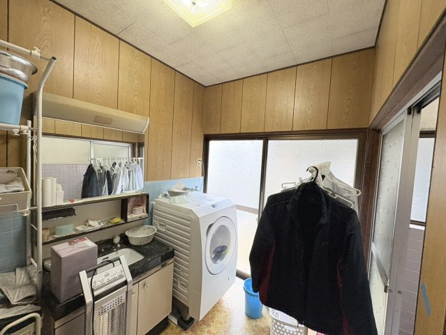 洗面台とランドリースペースが一体となった広めの水回り空間です。大きな窓から自然光が入り、明るく作業しやすい環境となっています。洗濯機を設置しても余裕のある広さで、洗濯や身支度をスムーズに行える動線。