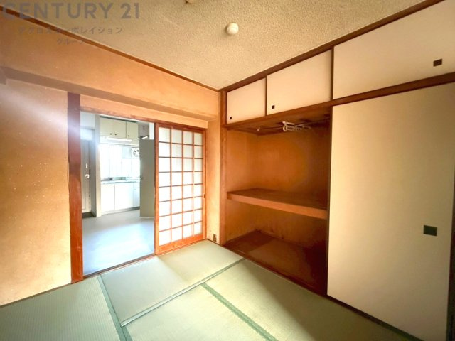 子供部屋…創造性や成長を促す遊びの空間を提供。学習や趣味に集中できる環境を整えます。個別のプライベートスペースは自己表現と自立心を育み、心地よい睡眠環境を整えリラックスできる場所を提供。