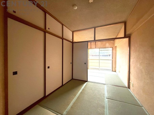 寝室…リラックスできるプライベート空間で、快適な睡眠をサポート。個人の好みに合わせたインテリアや寝具で心地良さを追求。プライベートな時間を過ごし、リフレッシュする場所におすすめです。