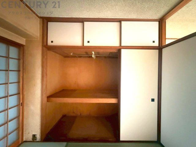 押入れは季節の衣類、寝具などを収納できます。伝統的な美しさと実用性が融合し、収納物を保護する調湿・換気効果があります。使い方によっては書類や小物なども効果的に整理でき空間を有効活用できます。