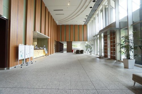 マンションの顔になるエントランスにはコンシェルジュカウンターとカフェサービス、ライブラリーコーナー