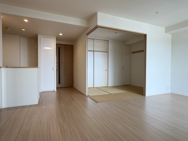 LDK/約16.9帖と隣接する和室は約4.5帖の引き戸を開放し一体利用も可能