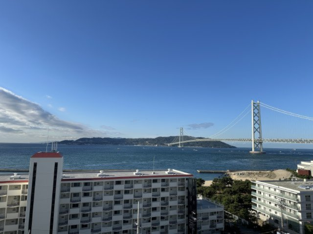 バルコニーから望む、雄大な明石海峡大橋と海。時間帯や季節ごとに表情を変える美しい景色を、日々の暮らしの中で楽しめます。