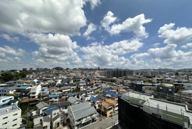 北側バルコニーから街並みを一望。視界を遮るものが少なく、遠くまで見渡せる開放的な眺望が魅力です。