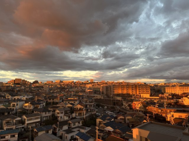 北側バルコニーから望む夕景。街並みが夕日に染まる美しい景色を眺めながら、一日の終わりをゆったりと過ごせます。時間帯によって異なる表情を楽しめる眺望です。
