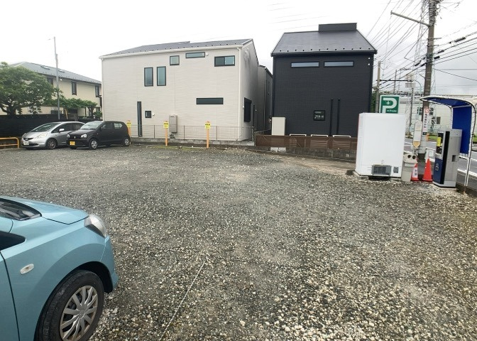 土地の形が極端に長細かったり、狭小地、あるいは道路との高低差がある傾斜地だった場合、後々売ろうとしても買い手がつかない場合もあります。後々、売却することになった時に価値の下がらない土地を選びましょう。