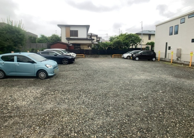 土地の面積＝住宅面積ではありません。建ぺい率の問題などで、土地のある場所によって住宅を建てられる面積は限られています。高さもしかり、「土地」という言葉の中には、建築条件も含まれると考えておきましょう。