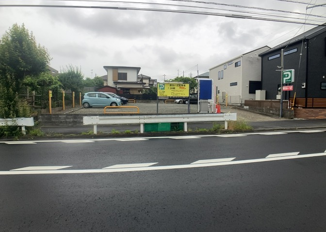 家を建てる場合、方位は要チェックです。現実的に日当たりのよい家ならばリビングは南側、建築基準法でも北側に当たる家への配慮は求められています。土地を見学に行く際は、方位磁針を持って行くようにしましょう。