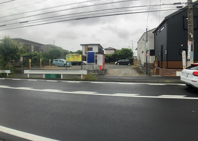 土地の前の道路に消火栓が設置されていることがあります。この場合、道路交通法第45条第1項により、駐車禁止の場所が指定されています。そのため、車庫などの駐車スペースをつくることができない場合があります。