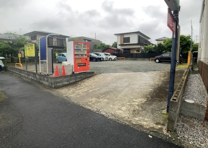 現地に行くなら、物件の周囲の地形がどうなっているかを見ることも大切です。周辺より低くなっている土地では、大雨などで水が集まりやすいため、地盤が弱くなっているということも考えられるため、注意が必要です。