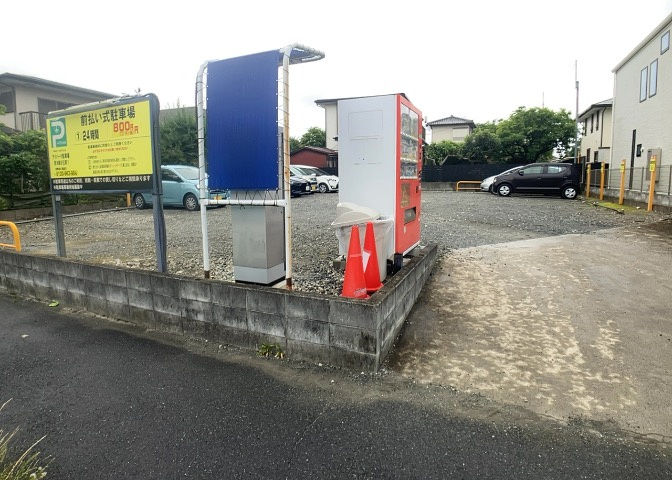 土地購入を検討されている場合、境界杭がない状態で購入してしまうと境界確定測量をする必要があり、費用がかかります。購入の前に、売主、隣土地所有者立ち合いのもと境界を確定し境界杭を設置するのがベストです。