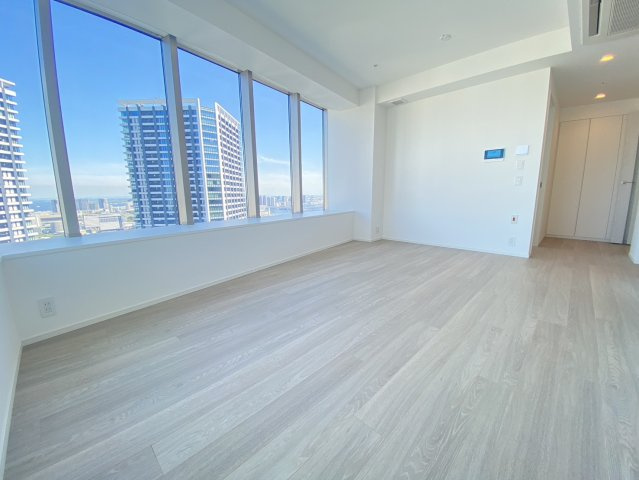 17.5帖のリビング　日当たり、眺望良好　東京ゲートブリッジ、東京湾、千葉県内房方面を望む眺望です。