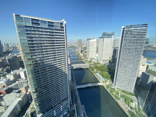 北東向きバルコニーからの眺望　眼下に朝潮運河を望みます。
