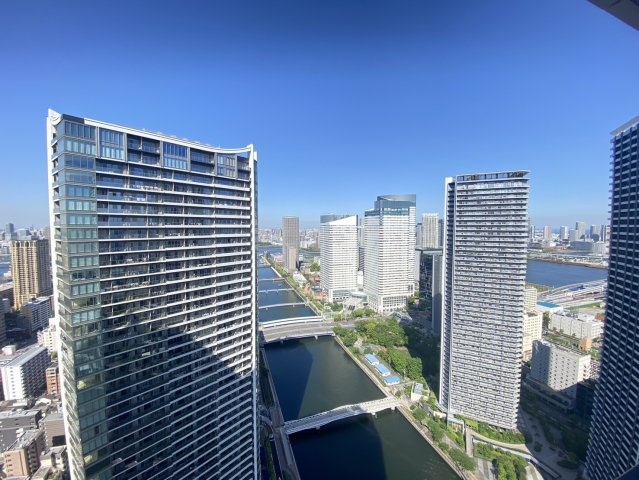 北東向きバルコニーからの眺望　眼下に朝潮運河を望みます。