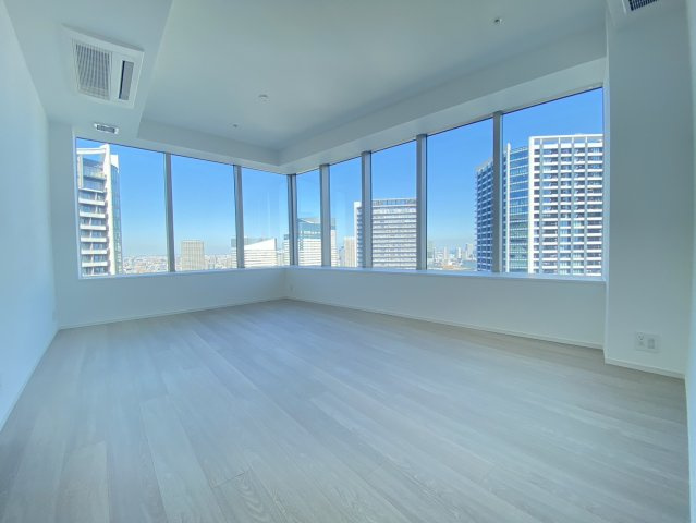 17.5帖のリビング　日当たり、眺望良好　東京ゲートブリッジ、東京湾、千葉県内房方面を望む眺望です。