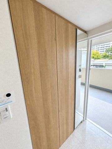 玄関には高さのある下足入れを備え、靴や玄関まわりの小物をすっきり収納できます。便利な姿見付きで、お出かけ前の身だしなみチェックもスムーズ。玄関を美しく保てる嬉しい設備です。