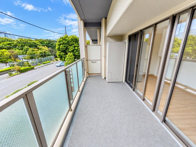 ゆとりを感じる広々としたバルコニー。開放感があり、豊かな緑を望む心地よい景色も魅力です。リビングから出入りしやすく、洗濯物を干すスペースにもゆとりがある、快適なバルコニーです。