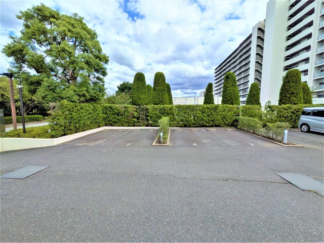 敷地内には来客用駐車場を設置。ご家族やご友人など、車での来訪時にも便利な共用設備です。