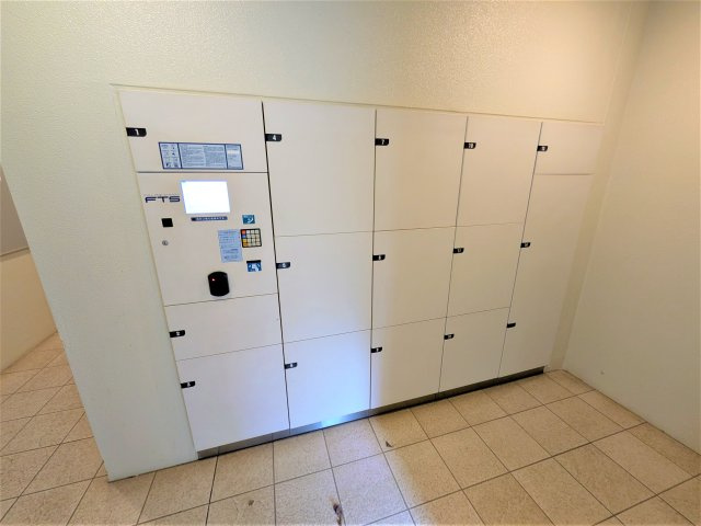 エントランスには集合ポストを設置。住戸ごとに整理された郵便受けで、毎日の郵便物をスムーズに受け取れます。