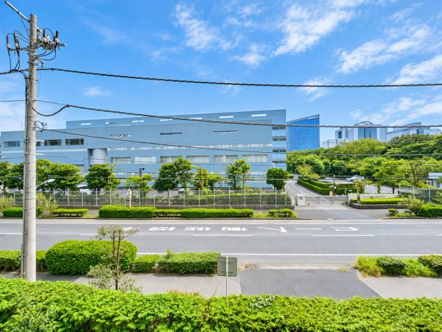 前面に広がる開放感のある眺望。豊かな緑を身近に感じられる、気持ちの良い住環境です。バルコニーから季節の移ろいを楽しみながら、心地よい景色を日常に取り入れられます。