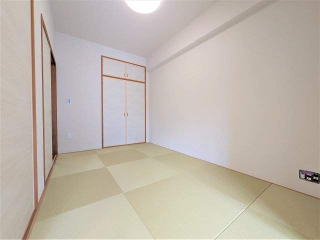 あるとうれしい和室スペース。お子さまのお昼寝や遊び場、来客時の客間など多彩に活躍します。収納も備えているため、お部屋をすっきりと保ちやすいのも魅力です。
