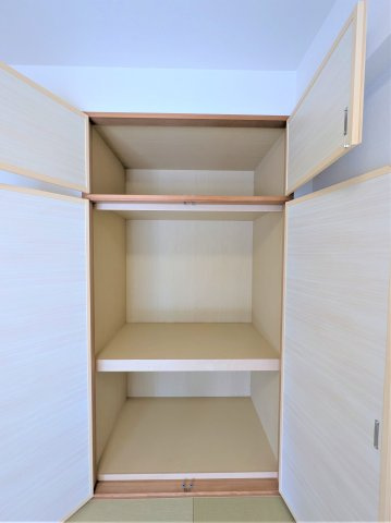和室には天袋付きの収納を完備。お布団はもちろん、季節物や日用品などもしっかり収納できます。上下に分かれた使いやすい造りで、居住スペースをすっきり保てるのも嬉しいポイントです。