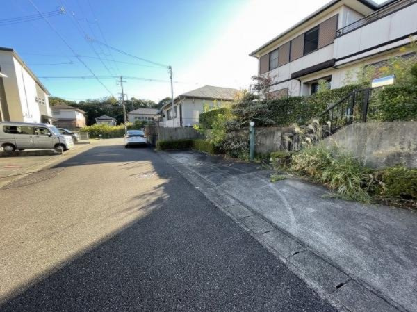 車の通行も少なく幅員も広い為、車の出し入れも難なく行っていただけます。