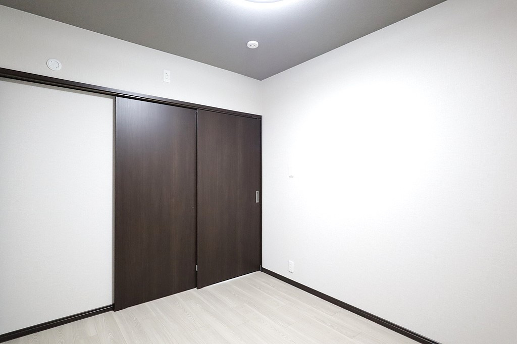 約5.1帖の洋室！扉を開けてリビングと一体空間、扉を閉じて個室にとフレキシブルに使えます。