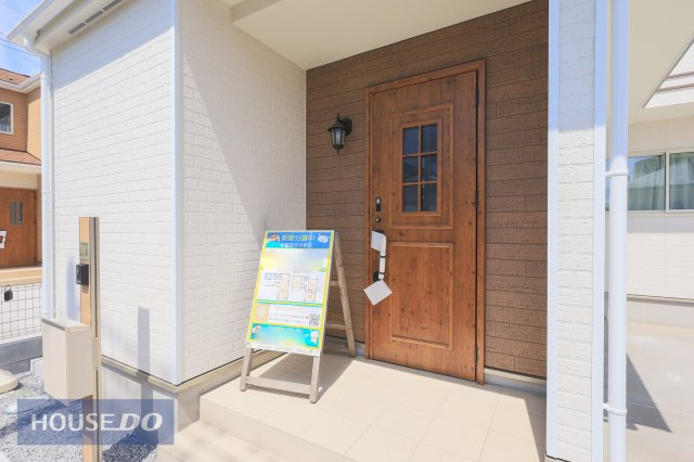 【エントランス】ゆったりとした玄関。奥行きのあるポーチで雨の日も安心です。